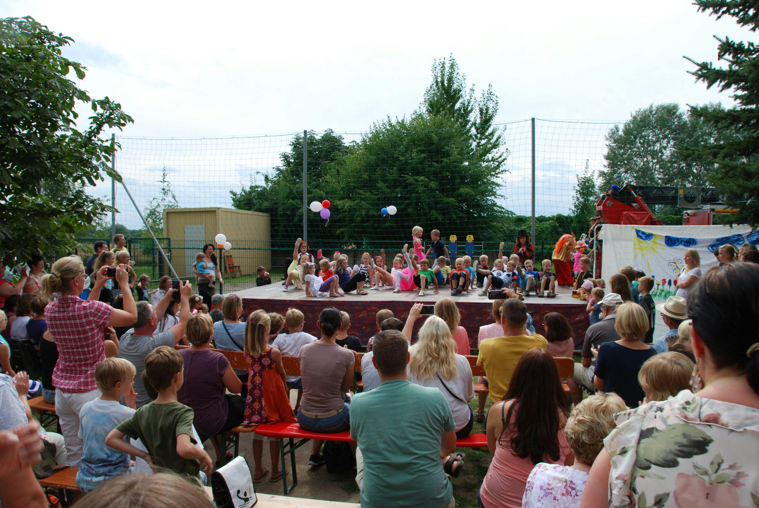 Vorführung der Kinder auf dem Sommerfest