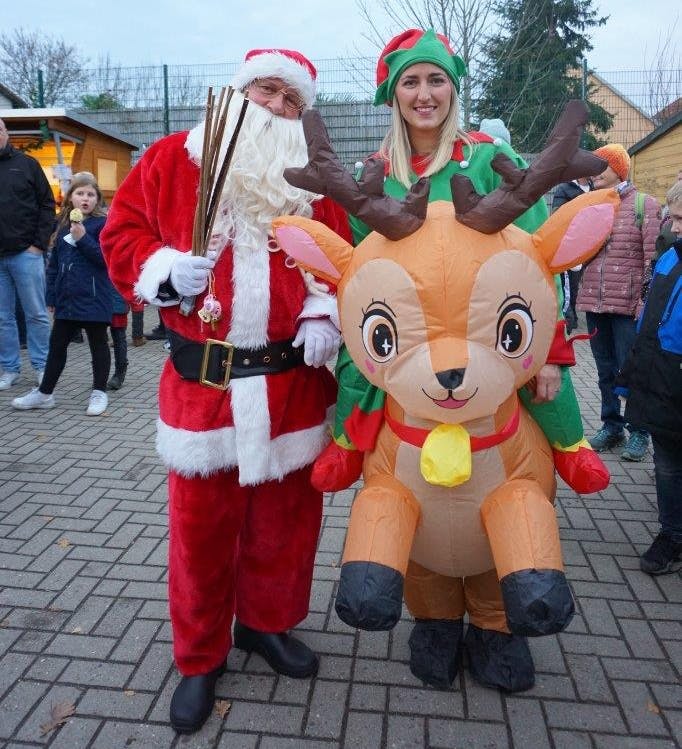 Weihnachtsmann und sein Wichtel mit Rentier